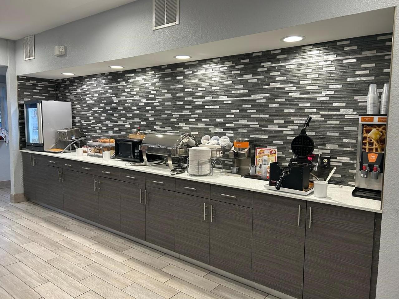 Comfort Inn & Suites Liverpool - Syracuse Екстериор снимка
